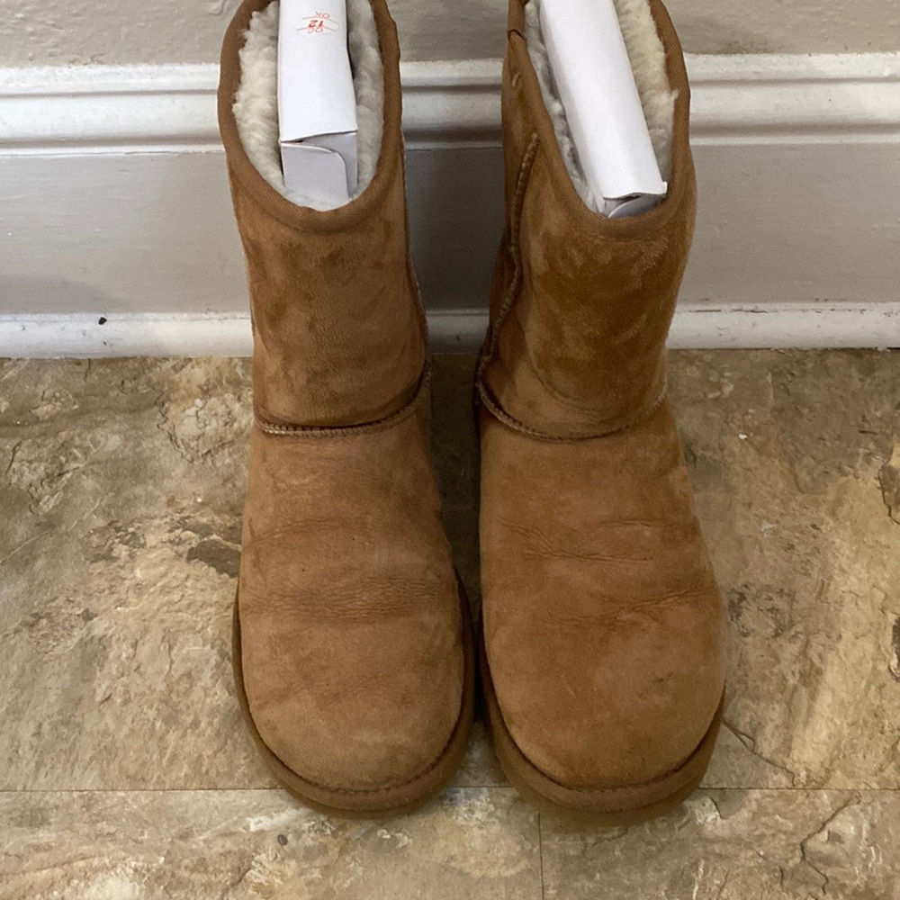 Short brown Ugg boots size 9